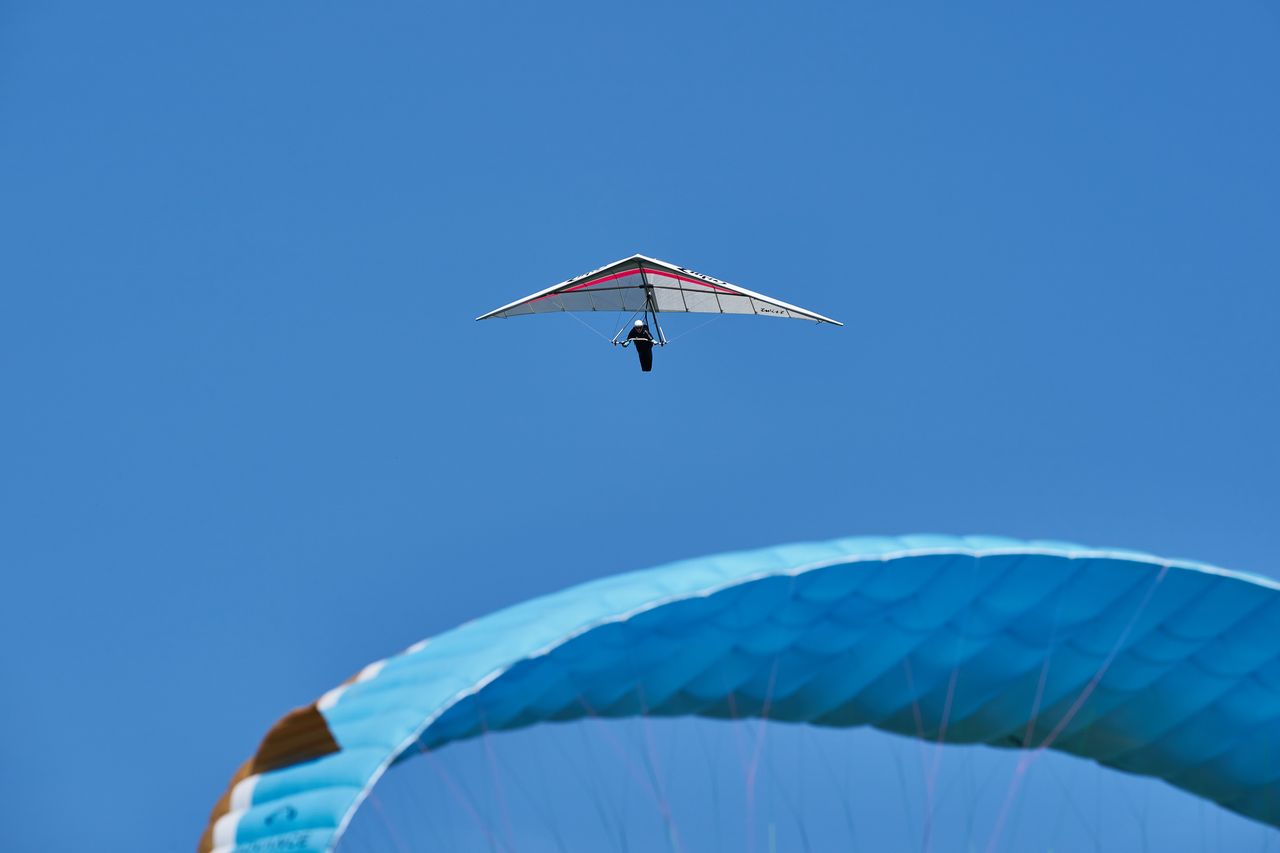 Entrainement de parapente sur le Mont Poupet près de Salins les
